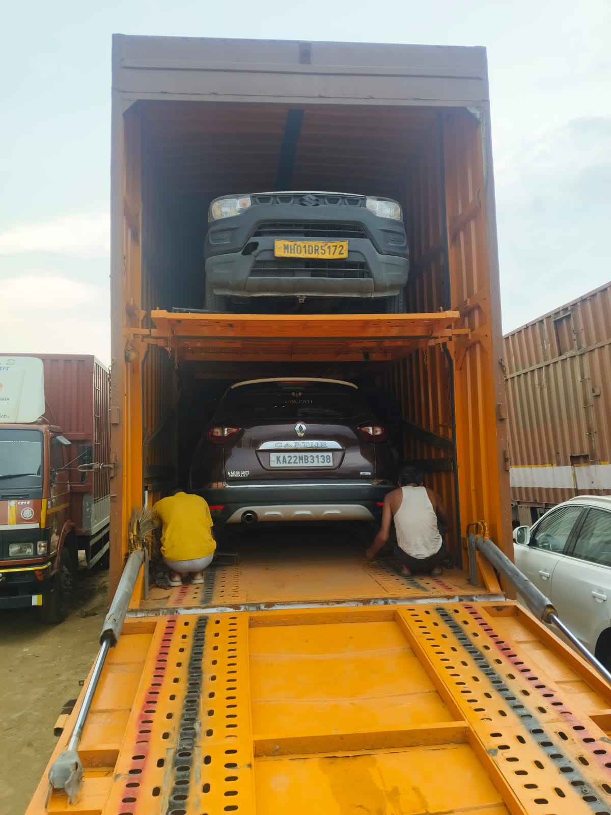 Car carrier container loading service